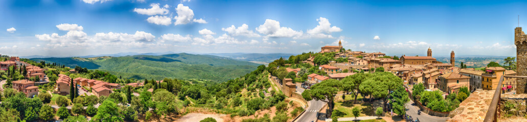 Fototapeta premium Panoramic view of a beautiful landscape around Montalcino, Tuscany, Italy