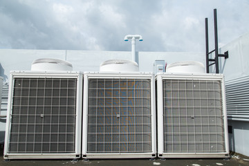 System of central conditioning set on the roof of the building .