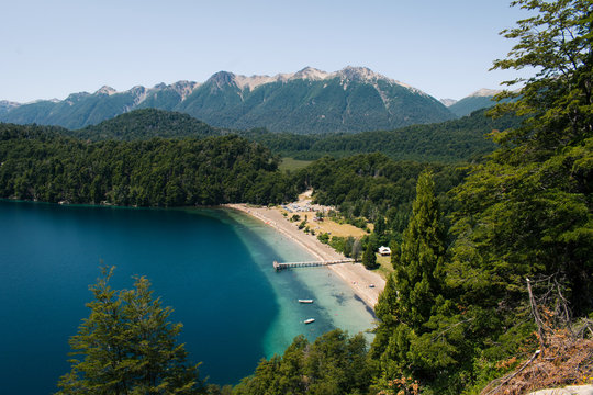 Vista increible del lago espejo en la patagonia argentina