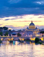 Plakat A view along the Tiber River towards Vatican City in Rome, Italy.