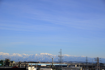 立山をバックに立つ鉄塔