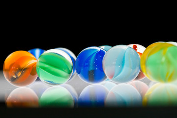 カラフルな綺麗なビー玉