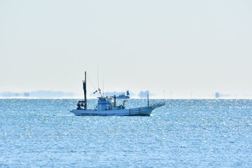 蜃気楼と漁船