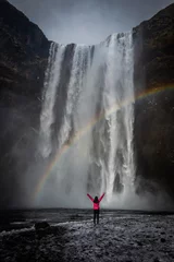 Papier Peint photo autocollant Kirkjufell Woman enjoying the view of Skogafoss waterfall at Iceland