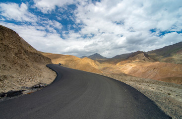 Fototapeta na wymiar Srinagar Highway, Fotula Pass, Ladakh, India Fotu La is one of two high mountain passes between Leh and Kargil