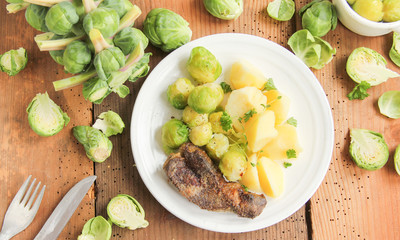Teller mit Rosenkohl und Leber gebraten Kartoffeln