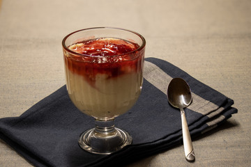 Grie&szlig;brei mit Himbeerso&szlig;e