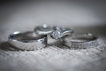 anillo de compromiso con argollas de matrimonio