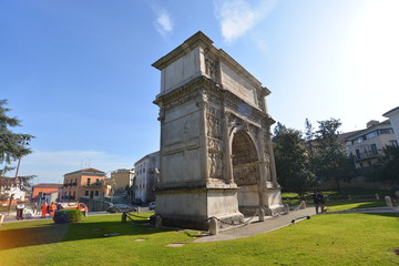 Fototapeta na wymiar Arco di Traiano Benevento