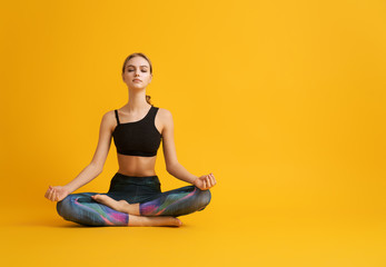 La femme pratique le yoga et la méditation