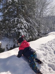Dziecko bawi się na śniegu, kids snow, kids on snow - obrazy, fototapety, plakaty