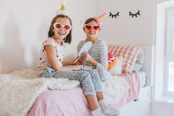 Kids paljamas party in white bedroom interior - 322006376