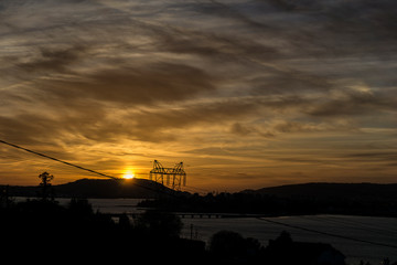 El sol despareciendo por detr&aacute;s de las monta&ntilde;as.