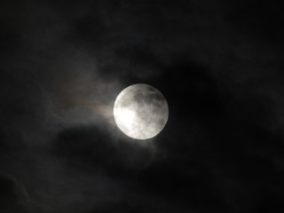 Fototapeta na wymiar Luna en noche nublada