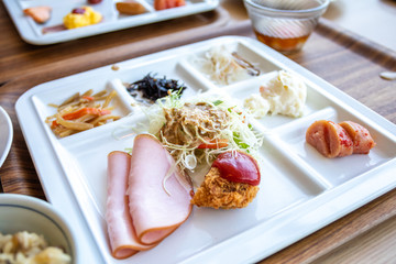 朝食のビュッフェ
