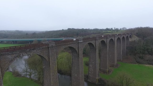 Vue a&eacute;rienne d'un viaduc &agrave; cot&eacute; d'un bosquet