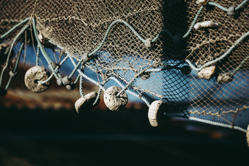 Filets de pêche suspendus au bord du port