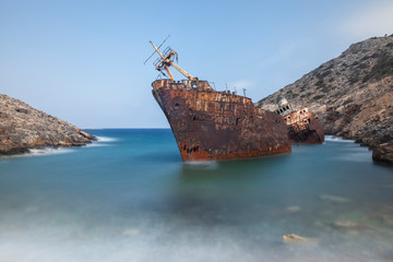 Épave de bateau échouée sur les côtes d'une île en Grèce