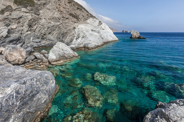 Côtes grecques avec la mer bleue et les rochers blancs 