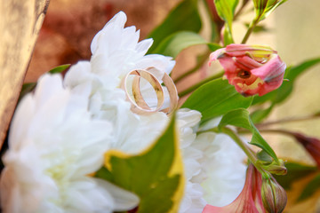 Obraz na płótnie Canvas Wedding bouquet and wedding rings