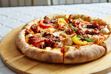 Spicy chicken and mushroom pizza 