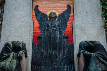 Una tomba del cimitero monumentale di Bologna