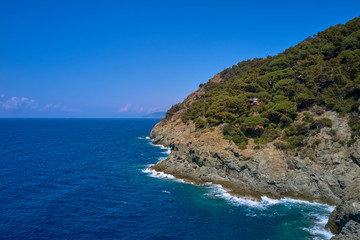 Obraz premium Sea waves hit the rocks. Bonassola, Italy.