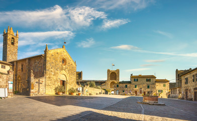 Fototapeta na wymiar Main square in Monteriggioni fortified village, Siena, Tuscany. Italy