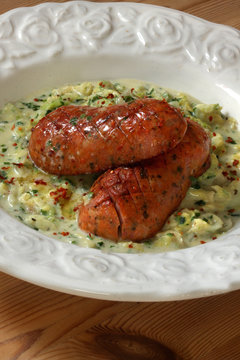 Regensburger W&uuml;rste mit Wirsinggem&uuml;se und Chili