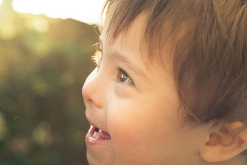 niño sindrome dawn sonrrie al amanecer