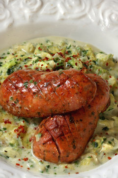 Regensburger W&uuml;rste mit Wirsinggem&uuml;se und Chili