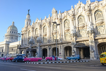 Grand théâtre de La Havane avec des voitures rétro garées à La Havane, Cuba