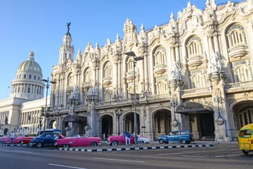 Kussenhoes Groot theater van Havana met geparkeerde retro auto& 39 s in Havana, Cuba © Юлия Серова