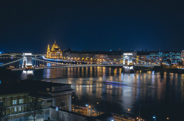 Fototapeta na wymiar Fotografía del paisaje nocturno del río Danubio 