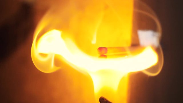 Allumettes qui s'enflamment au ralenti (200fps)
