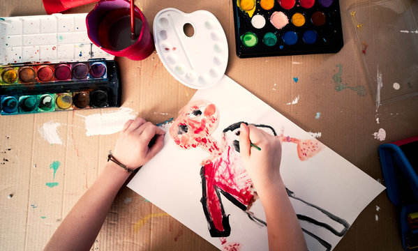 kinder h&auml;nde beim malen mit wasserfarbe