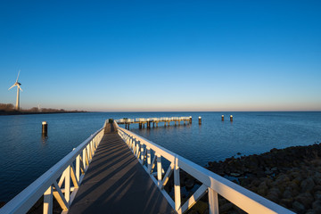 Fototapeta premium Widok na molo Medemblik / Holandia w IJsselmeer