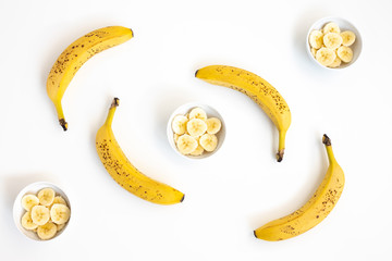 Plátano y banana vista desde arriba con fondo blanco cortado en trozos