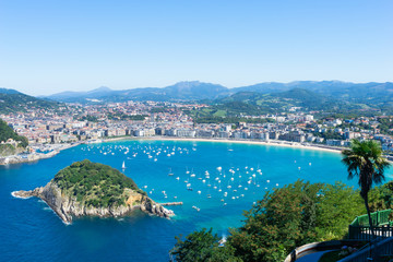 Naklejka premium Zatoka Concha z wyspą Santa Clara. San Sebastian, kraj Basków w Hiszpanii.