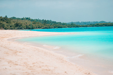 Fototapeta premium Idyllic tropical beach in Caribbean with white sand, turquoise ocean water and blue sky