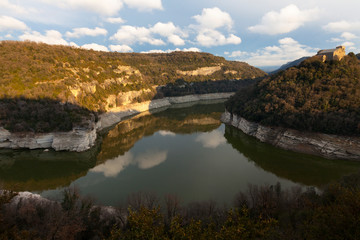 Monestir de Sant Pere de Casserras (Monasterio de Sant Pere de Casserres) sobre el río Ter. Les Masies de Roda, Osona, Cataluña