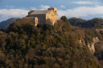 Fototapeta na wymiar Monestir de Sant Pere de Casserras (Monasterio de Sant Pere de Casserres) sobre el río Ter. Les Masies de Roda, Osona, Cataluña