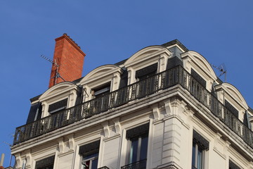 Façade d'immeuble typique lyonnais place Bellecour dans le 2 ème arrondissement - Ville de Lyon - Département du Rhône - France