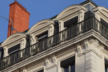 Façade d'immeuble typique lyonnais place Bellecour dans le 2 ème arrondissement - Ville de Lyon - Département du Rhône - France