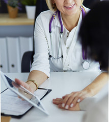 doctor explaining diagnosis to her female patient