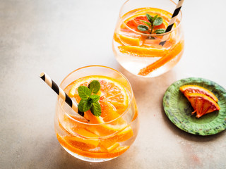 Cocktail mit frischen Blutorangen Scheiben und Strohhalm in einem Glas, Sommer, Erfrischung