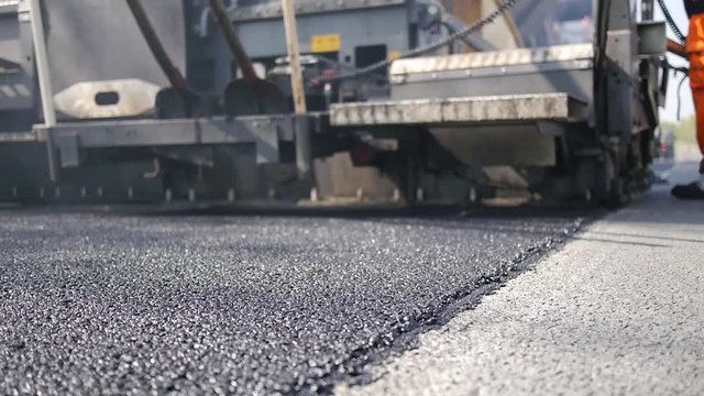 Asphaltfertiger R&uuml;ckansicht Autobahnbaustelle