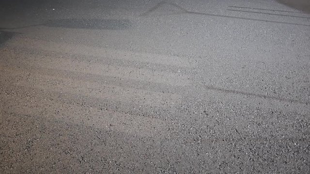 Stra&szlig;enwalze Planierwalze walzt frischen Asphalt