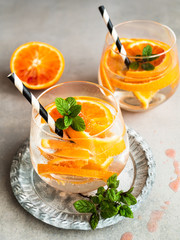 Sommergetränk mit Blutorange und frischer Pfefferminze in einem Glas, Cocktail, Limonade
