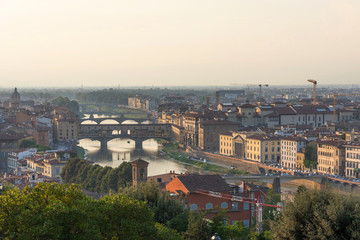 Obraz premium Panoramic view of famous Ponte Vecchio bridge with river Arno at sunset in Florence, Italy.